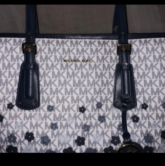 SOLD Michael Kors Signature Voyager tote - Picture 6 of 7